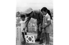 Thousands gathered at the Republic of Korea Armed Forces Cemetery on the banks of the Han river to honor their war dead June 6, 1958.