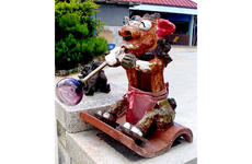 A glassblowing shishi lion, Okinawa’s traditional good fortune sculpture usually placed at the entrance to homes and businesses, greets visitors to the Mid-Air Glass Blowing Studio Rainbow in Yomitan, Okinawa.