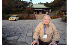 Scott Downing, 96, visits Ryuhoji, a Buddhist temple, in Kamakura on Dec. 7, 2015, along with four other former U.S. servicemembers taken as prisoners of war by Japan during WWII.