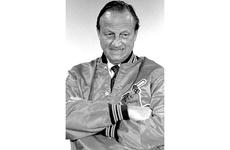 Stan Musial talks with servicemembers in Tokyo in 1988.