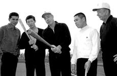 Joe DiMaggio, second from left, gives batting tips to (left to right) Marcelino Agcaoili, Isao Itoh and Shozo Shigematsu of the Taiyo Whales. At right is Oakland A's pitching coach Bill Posedel.
