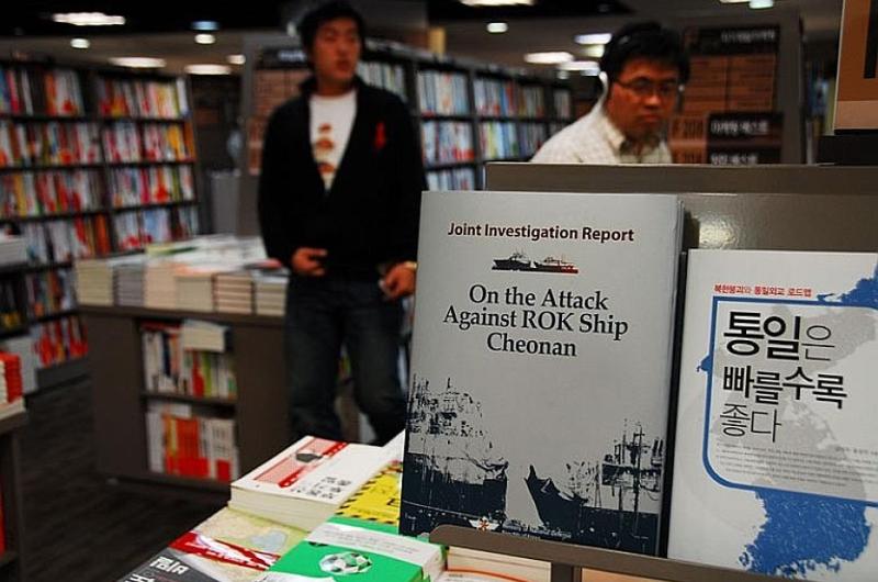 A copy of the South Korean-led joint investigation report, 'On the Attack Against ROK Ship Cheonan,' is on display at a Bandi and Luni's bookstore in Seoul.