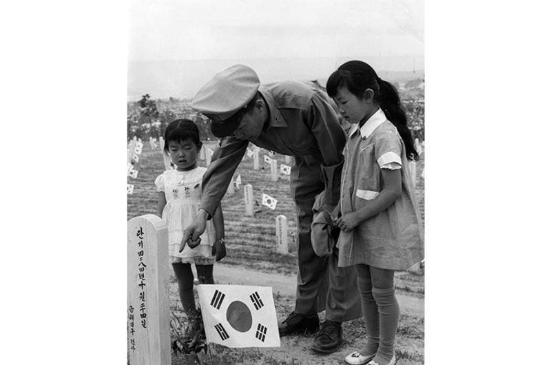 Thousands gathered at the Republic of Korea Armed Forces Cemetery on the banks of the Han river to honor their war dead June 6, 1958.