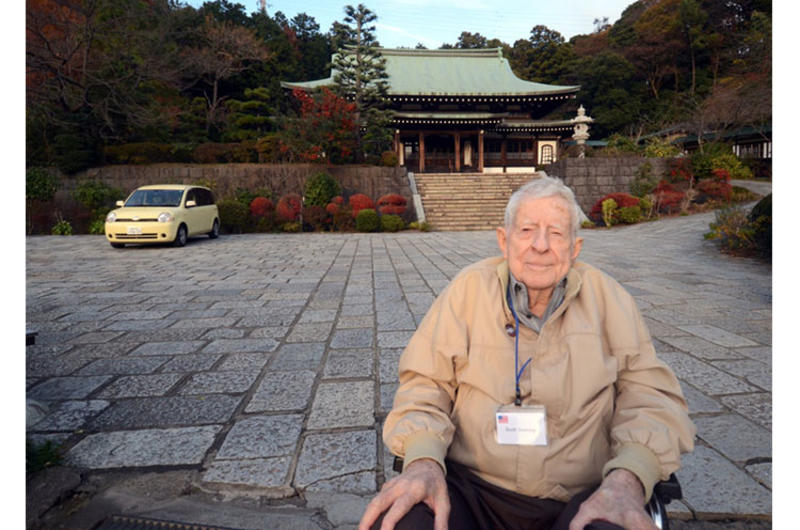 Scott Downing, 96, visits Ryuhoji, a Buddhist temple, in Kamakura on Dec. 7, 2015, along with four other former U.S. servicemembers taken as prisoners of war by Japan during WWII.