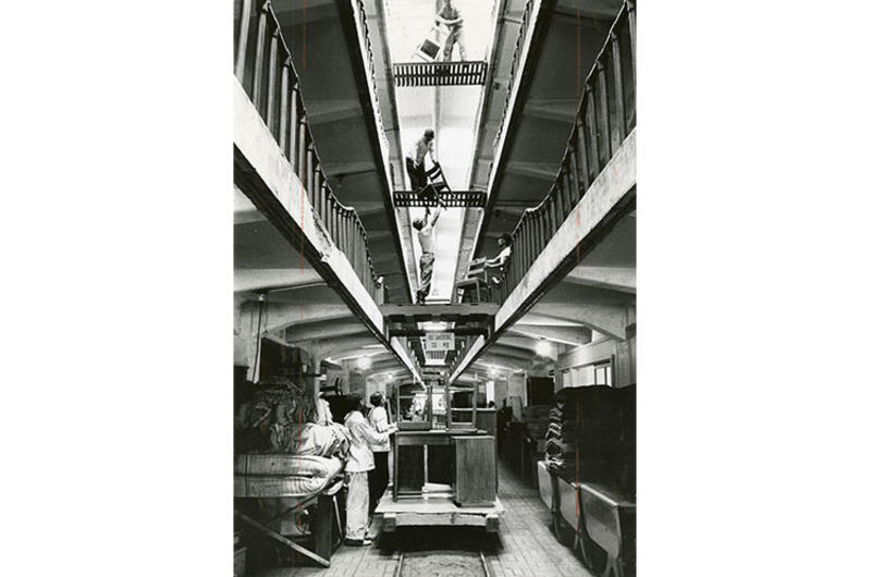Workers solve 'lift' problem in elavatorless warehouse.