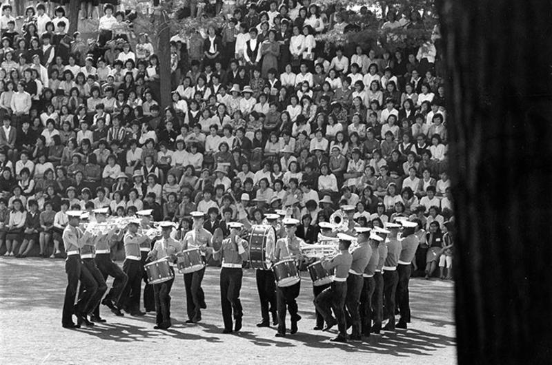 Marine Drun and Bugle Team capped its ROK performances with show for students and faculty of Ewha Women's University.