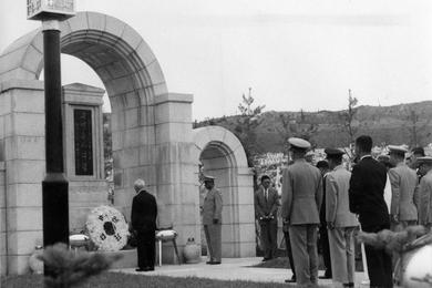 President Rhee places a wreath and observes one minute of silence at grave of Unknown Soldier.