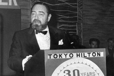 Actor Sebastian Cabot speaks to USO audience.