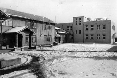  Seoul snow covers the ground outside the children's Relief Hospital.
